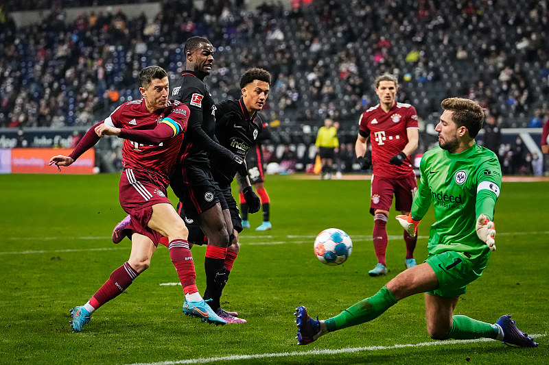 爱游戏官方入口-丹麦险胜马德里竞技，莱万制霸全场