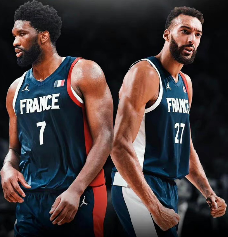 法国队逆转日本队,黄鸭组合关键制胜 法国队逆转日本队,黄鸭组合关键制胜