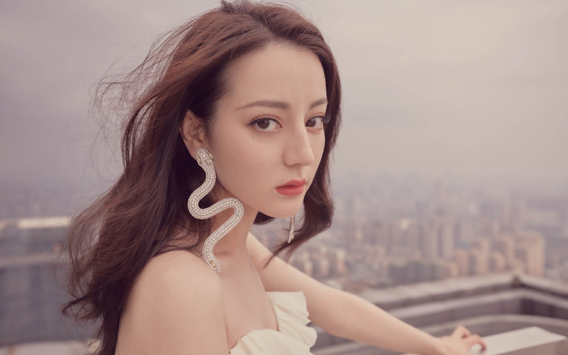 爱游戏在线-英超争冠夜，国际米兰的蓝黑魔咒，巴斯托尼如何成为曼城与阿森纳的无形杠杆？